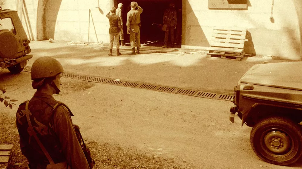 Skladišče JNA Borovnica, avgust 1991, armada prevzema skladišče ponovno v svoje roke. Skladiščnik se je prijel za glavo, ko je zagledal prazna skladišča. - Borovnica - primopredaja orožja - Jugoslovanska ljudska armada (JLA) - Teritorialna obramba TO, //FOTO: Tomaž SkaleOPOMBA: ZA OBJAVO V ČASOPISU DNEVNIK