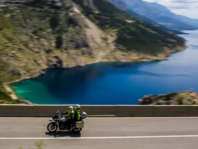 - Na poti iz Splita proti Makarski.- Cesta nad plažo Vruja pri vasi Dubci.- Makarska riviera.- Hrvaška- 27.05.2025. - Reportaža o Jadranski magistrali ob 60. obletnici izgradnje in 70. obletnici začetka gradnje.- Jadranska magistrala, cesta, hrvaška obala.OPOMBA: ZA OBJAVO V OBJEKTIVU!//FOTO: Bojan Velikonja