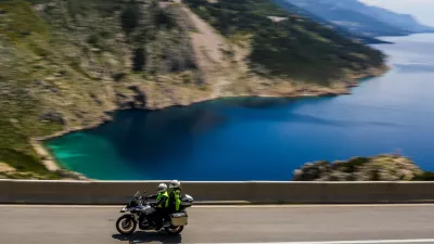 - Na poti iz Splita proti Makarski.- Cesta nad plažo Vruja pri vasi Dubci.- Makarska riviera.- Hrvaška- 27.05.2025. - Reportaža o Jadranski magistrali ob 60. obletnici izgradnje in 70. obletnici začetka gradnje.- Jadranska magistrala, cesta, hrvaška obala.OPOMBA: ZA OBJAVO V OBJEKTIVU!//FOTO: Bojan Velikonja