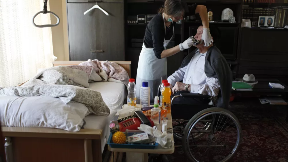 socialna oskrbovalka Ožbolt Zvezdana - socialna oskrba na domu - pomoč starejšim in bolnim - nega - starostniki //FOTO: Luka Cjuha