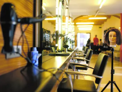 ﻿- Ilustrativna fotografija - frizerski salon, striženje, frizura, oddajanje stolov za SP-je//FOTO: Jaka Gasar
