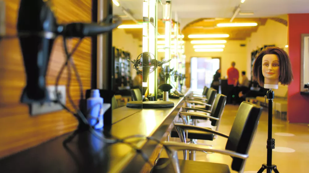 ﻿- Ilustrativna fotografija - frizerski salon, striženje, frizura, oddajanje stolov za SP-je//FOTO: Jaka Gasar