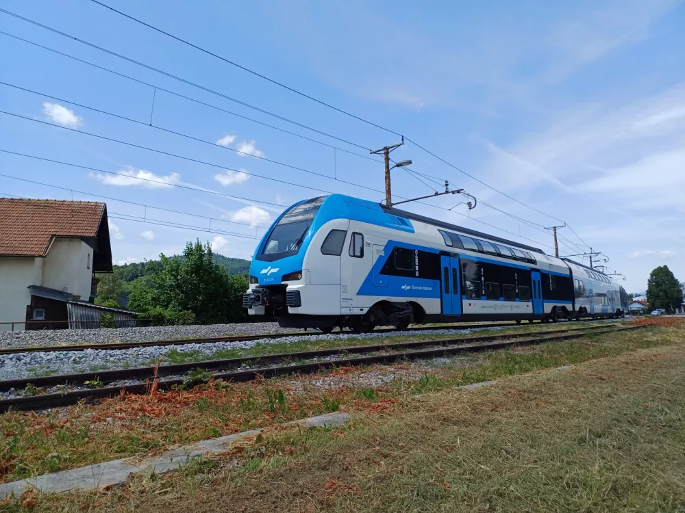 V Slovenskih železnicah v teh dneh ne opažajo bistvenega povečanja števila potnikov z gorenjskih koncev. Foto: Tina Jereb