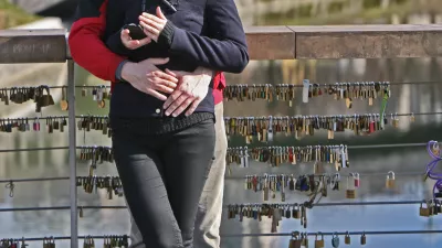 ﻿- 26.02.2015 - simbolična fotografija - Mesarski most -  ljubezen - ljubezenske ključavnice - par//FOTO: Tomaž Skale