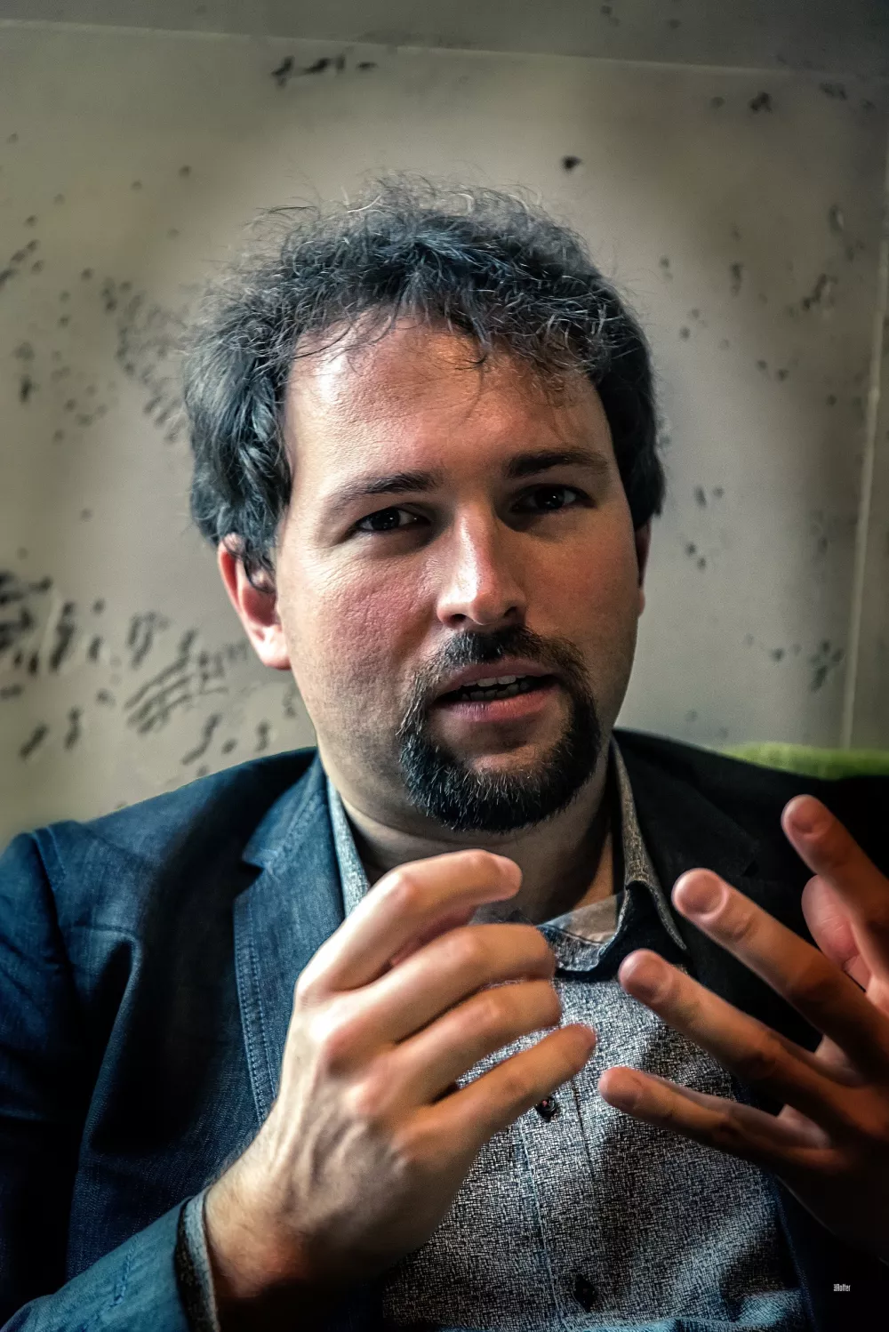 Skladatelj Vito Žuraj je leta 2023 po naročilu Frankfurtske opere napisal svojo drugo opero Razcvet, ki bo ta teden doživela tudi slovensko premiero. Foto: Ras Rotter