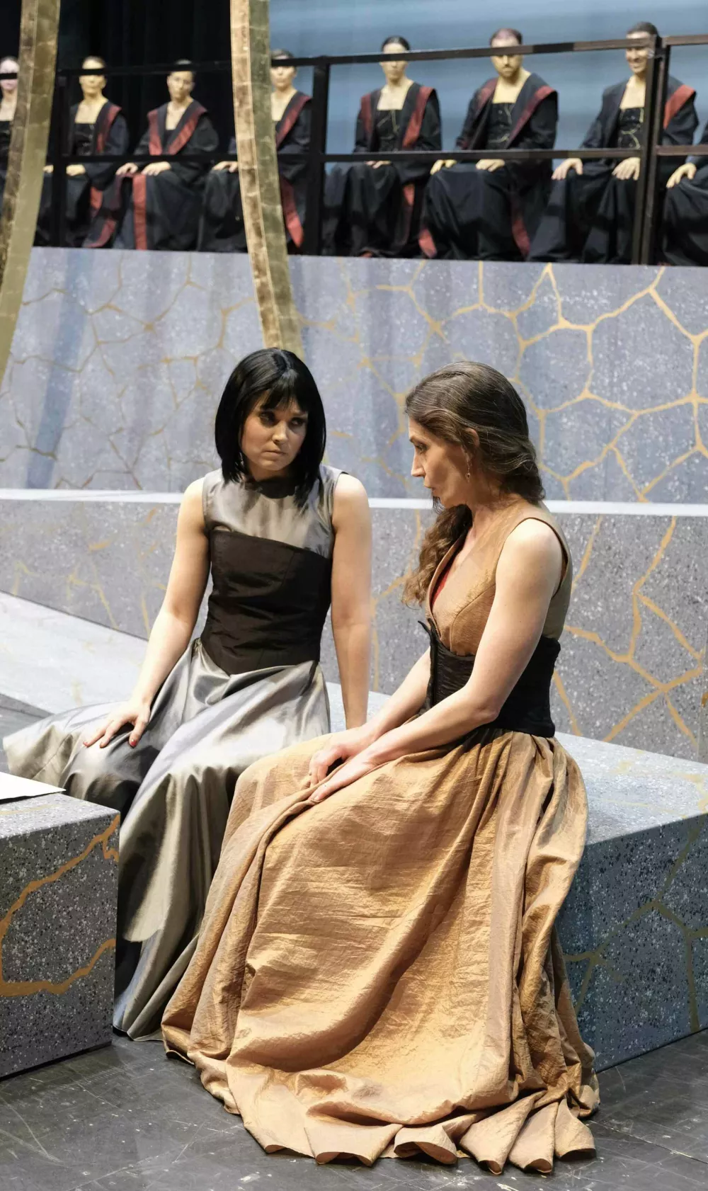 Fotografija z vaje za opero Razcvet: Eva Černe Avbelj kot Ana in Hélène Fauchère kot Aurelia Foto: arhiv SNG Maribor