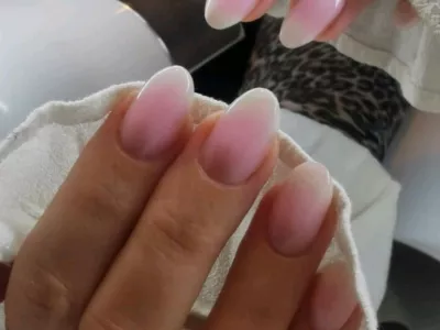 Trend letošnjega poletja babyboomer design manikure. Gre za elegantno, nežno različico francoske manikire – ombre, kjer se prelivata roza in belea barva. F Dermalandia