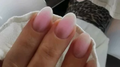 Trend letošnjega poletja babyboomer design manikure. Gre za elegantno, nežno različico francoske manikire – ombre, kjer se prelivata roza in belea barva. F Dermalandia