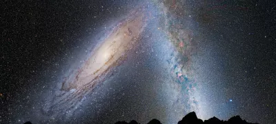 Simbolična. An illustration shows a stage in the potential merger between the Milky Way galaxy and the neighboring Andromeda galaxy, as viewed in Earth's night sky in 3.75 billion years. Andromeda (left) fills the field of view and begins to distort the Milky Way (right) with tidal pull, in this image released by NASA on May 31, 2012. NASA/ESA/Z. Levay and R. van der Marel/ STScI/ T. Hallas and A. Mellinger/Handout via REUTERS/Illustration THIS IMAGE HAS BEEN SUPPLIED BY A THIRD PARTY