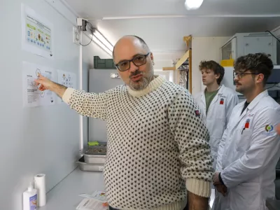 Roman Kuhar je slovenski sociolog in profesor sociologije na Univerzi v Ljubljani.4.4.2025 - Biotehnična fakulteta - bojevniška muha - Uporaba žuželk v krmi Foto: Luka Cjuha