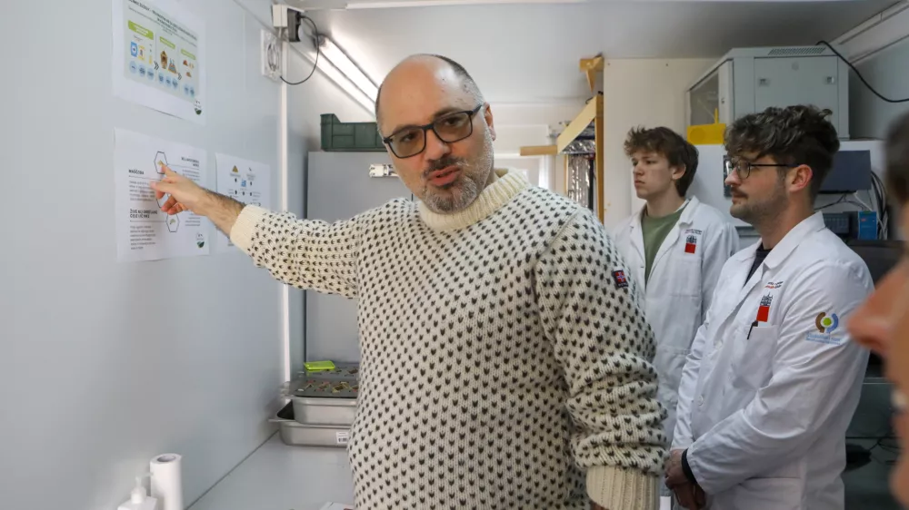 Roman Kuhar je slovenski sociolog in profesor sociologije na Univerzi v Ljubljani.4.4.2025 - Biotehnična fakulteta - bojevniška muha - Uporaba žuželk v krmi Foto: Luka Cjuha