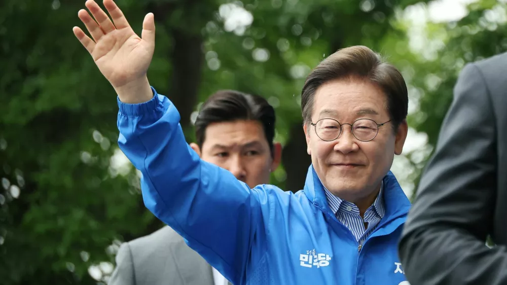 Lee Jae-myung, the presidential candidate for South Korea's Democratic Party, waves to his supporters while leaving an election campaign rally in Hanam, South Korea, June 2, 2025.  REUTERS/Kim Hong-Ji
