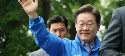 Lee Jae-myung, the presidential candidate for South Korea's Democratic Party, waves to his supporters while leaving an election campaign rally in Hanam, South Korea, June 2, 2025.  REUTERS/Kim Hong-Ji