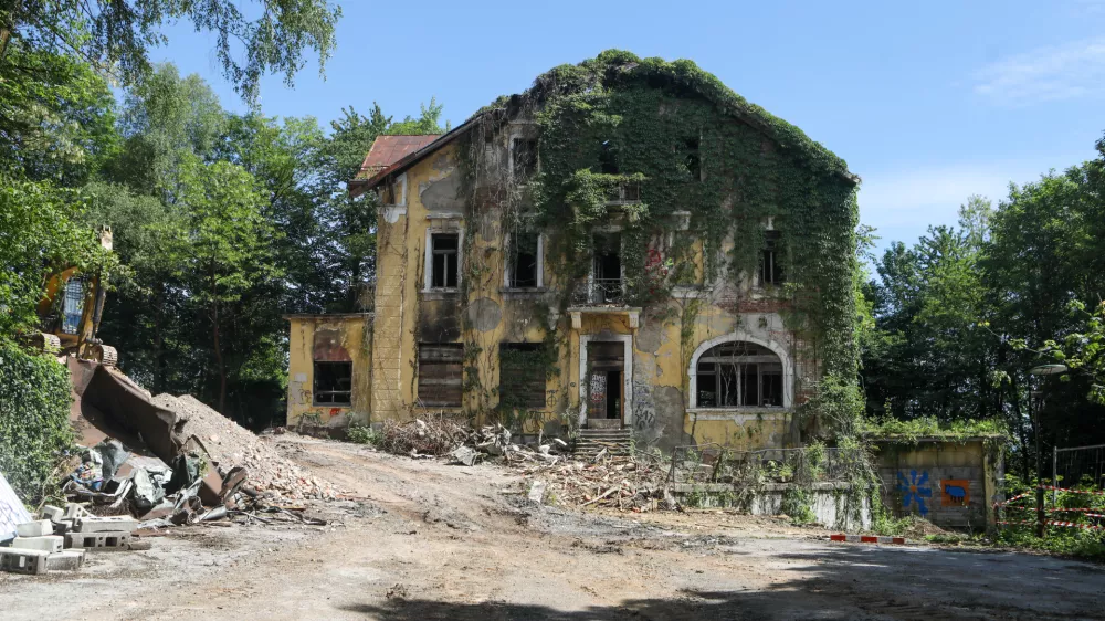26.05.2025 - Hotel Bellevue Ljubljana. rušenje gradbiščeFoto: Luka Cjuha