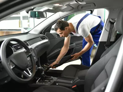 Notranjost avtomobila včasih bolj umazana kot stranišče