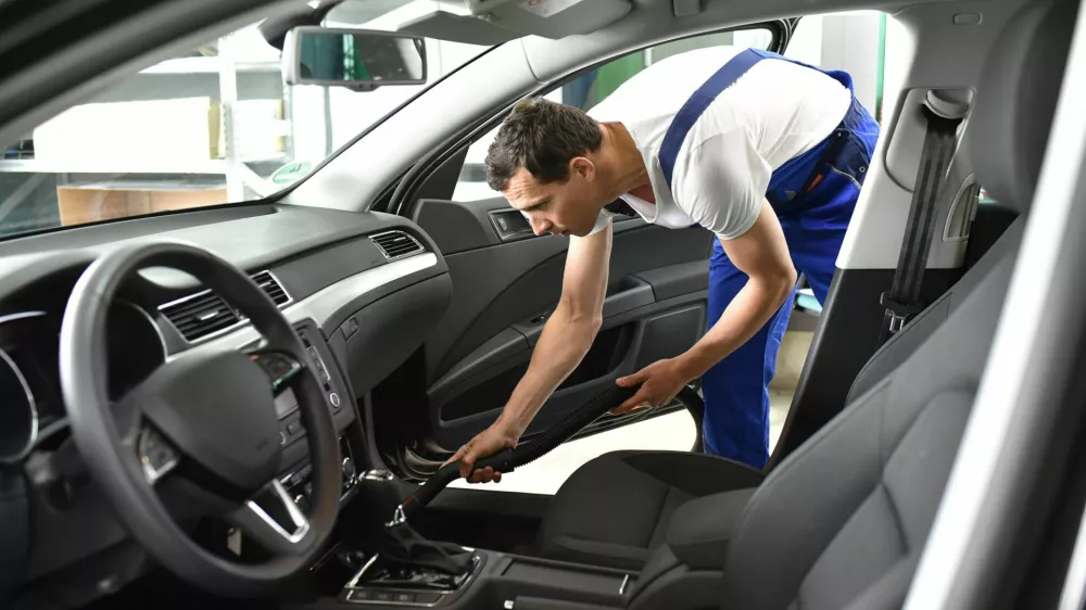 Notranjost avtomobila včasih bolj umazana kot stranišče