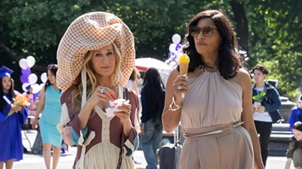 zato se morda v svoji novi dobi pisanja romanov navdihuje pri Jane Austen ali sestrah Brontë.