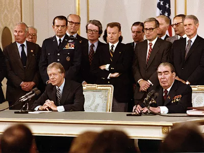 Predsednik Jimmy Carter in sovjetski generalni sekretar Leonid Brežnjev sta 17. junija 1979 na Dunaju podpisala pogodbo o pogajanjih o omejevanju strateškega orožja. Zadržani izrazi na ameriški strani odražajo ambivalentnost mnogih opazovalcev, ki so spremljali dogodek. F arhiv DNSA / Foto: Arhiv Dnsa