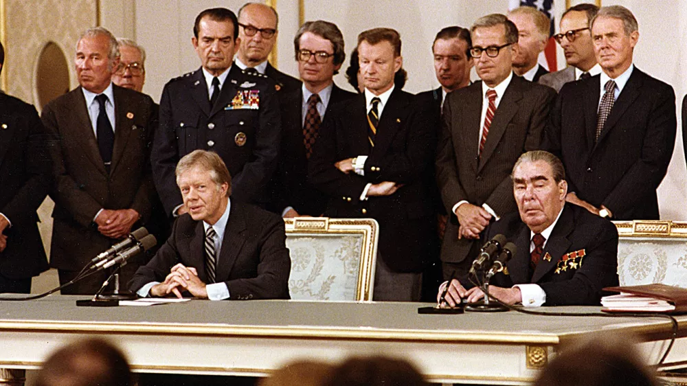 Predsednik Jimmy Carter in sovjetski generalni sekretar Leonid Brežnjev sta 17. junija 1979 na Dunaju podpisala pogodbo o pogajanjih o omejevanju strateškega orožja. Zadržani izrazi na ameriški strani odražajo ambivalentnost mnogih opazovalcev, ki so spremljali dogodek. F arhiv DNSA / Foto: Arhiv Dnsa