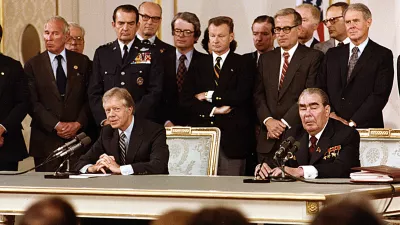 Predsednik Jimmy Carter in sovjetski generalni sekretar Leonid Brežnjev sta 17. junija 1979 na Dunaju podpisala pogodbo o pogajanjih o omejevanju strateškega orožja. Zadržani izrazi na ameriški strani odražajo ambivalentnost mnogih opazovalcev, ki so spremljali dogodek. F arhiv DNSA / Foto: Arhiv Dnsa