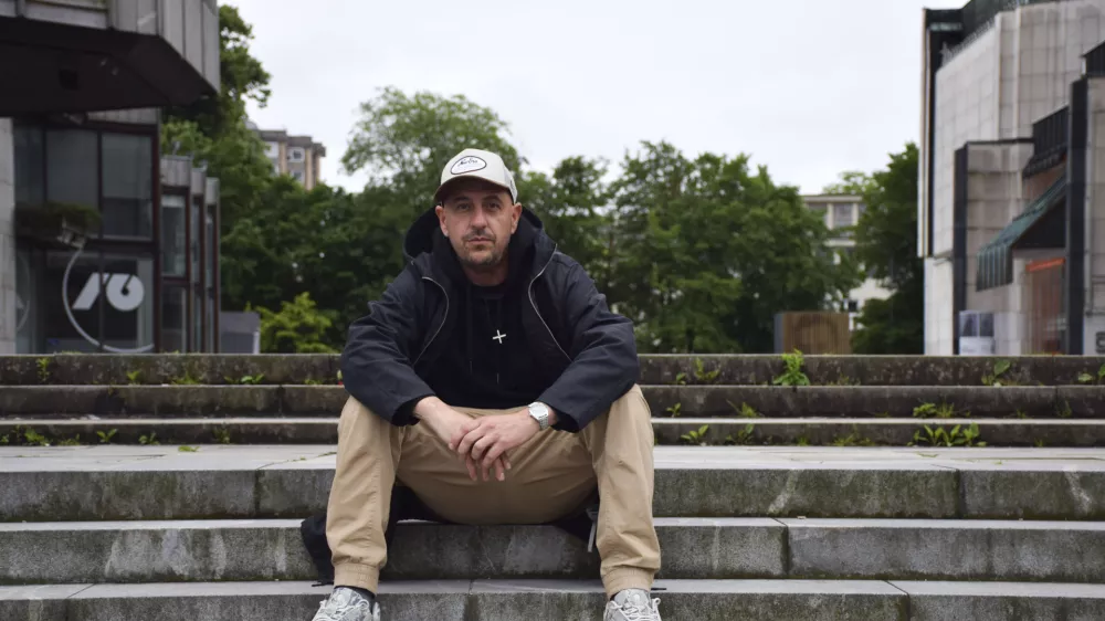 Boštjan Čukur, na stopnicah - trg republike23/5/25Foto: Voranc Kramberger / Foto: 