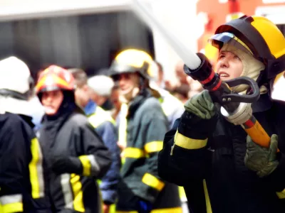 Rio Maior, Portugal - May 3, 2013: Firefighters work to combat an urban fire who has flag in a cloth shop warehouse. / Foto: Br_monico