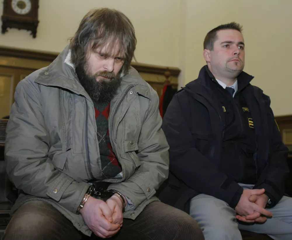 obtoženi Zoran Mezga na sodišču- sojenje Zoranu Mezgi zaradi požiga - 21. januar 2007 je v viteški dvorani in še eni sobi gradu Smlednik polil vnetljivo tekočino in pritaknil vžigalico,obtoženi trenutno na Dobu prestaja petletno zaporno kazen zaradi posilstva in tatvine//FOTO: Jaka Adamič / Foto: Jaka Adamič