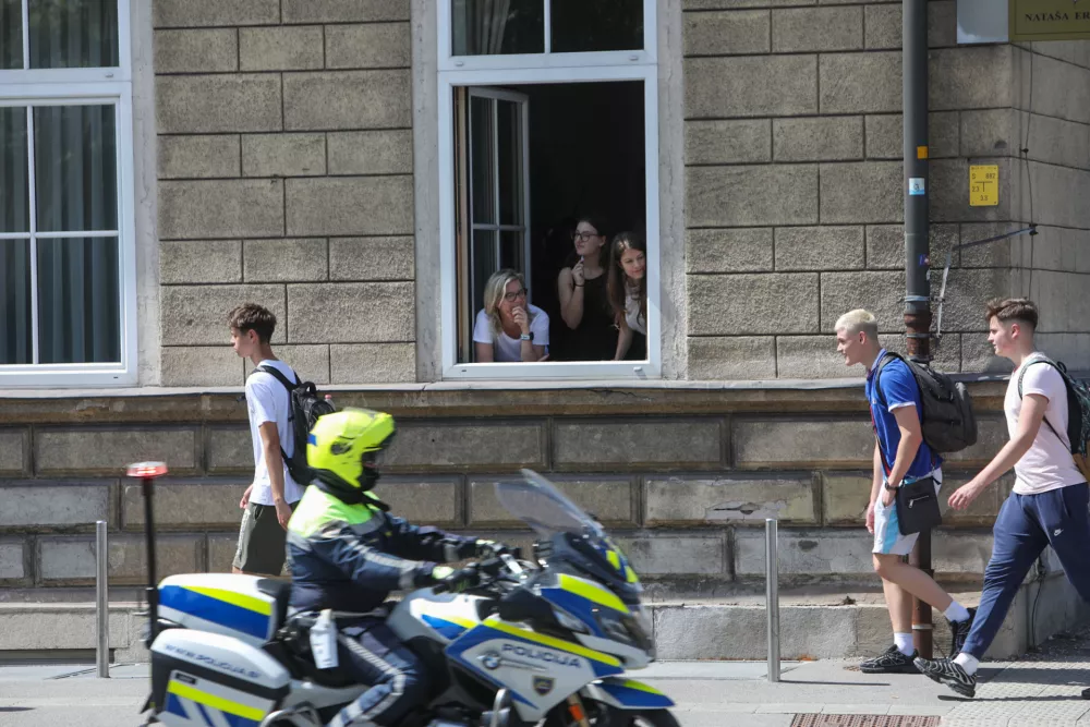 06.06.2025. Dirka po Sloveniji 2025. Trasa skozi Ljubljano. Kolona vozil na Bleiweisovi cesti. Foto:Bojan Velikonja