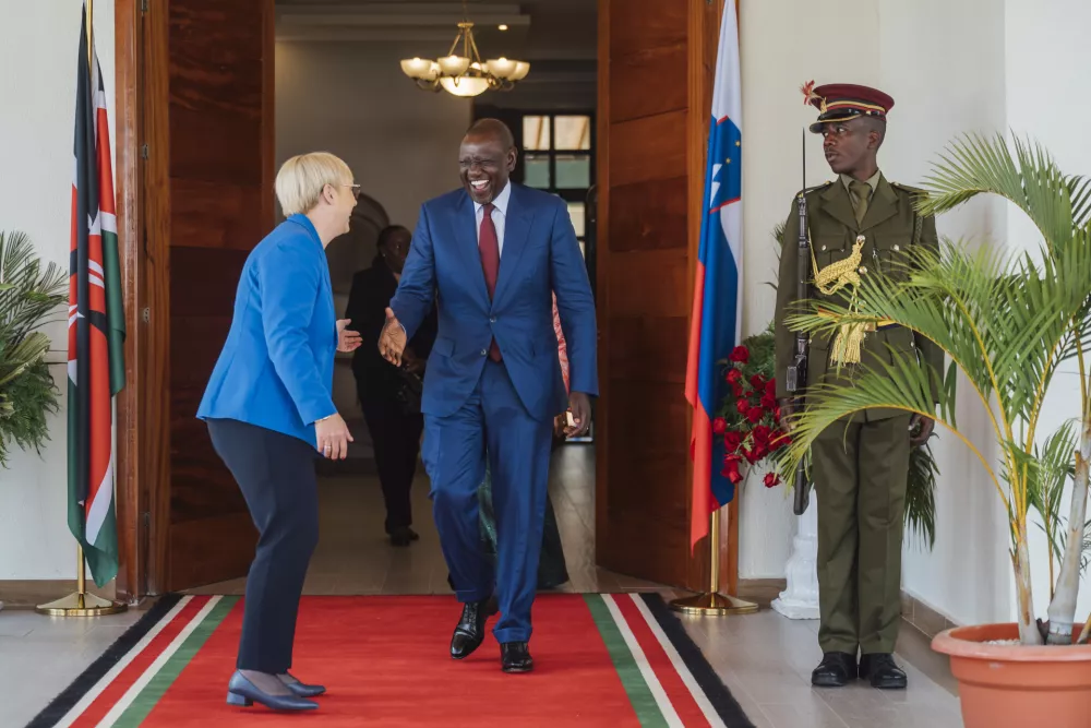 Kenija, Homa Bay.Drugi dan drzavniskega obiska predsednice republike Natase Pirc Musar v Keniji.Prihod v State Lodge okrozja Homa Bay.