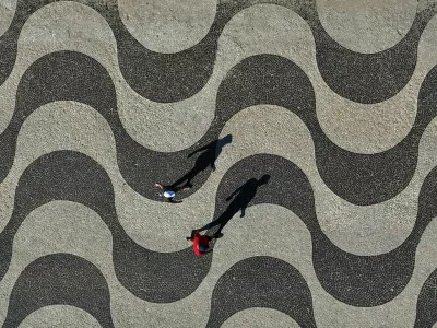 A drone view shows people walking along the Leme beach in Rio de Janeiro, Brazil, June 4, 2025. REUTERS/Pilar Olivares   TPX IMAGES OF THE DAY