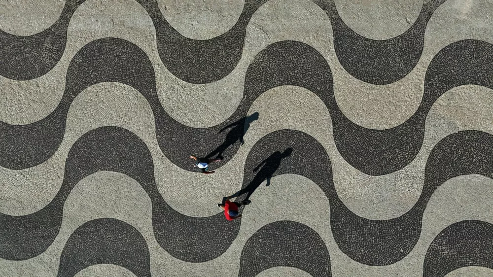 A drone view shows people walking along the Leme beach in Rio de Janeiro, Brazil, June 4, 2025. REUTERS/Pilar Olivares   TPX IMAGES OF THE DAY