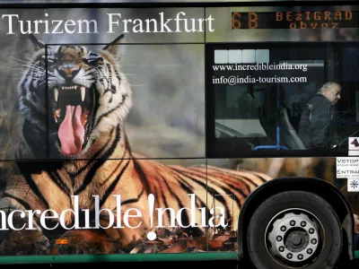 ﻿simbolična fotografija - turizem - potovanje - potovalna - turistična agencija - Frankfurt - Indija - eksotične živali - tiger - mestni avtobus LPP - poslikava vozil - mobilna reklama - oglaševanje - oglaševanje na avtobusih - poslikava - //FOTO: Tomaž Skale / Foto: Tomaž Skale