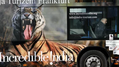 ﻿simbolična fotografija - turizem - potovanje - potovalna - turistična agencija - Frankfurt - Indija - eksotične živali - tiger - mestni avtobus LPP - poslikava vozil - mobilna reklama - oglaševanje - oglaševanje na avtobusih - poslikava - //FOTO: Tomaž Skale / Foto: Tomaž Skale