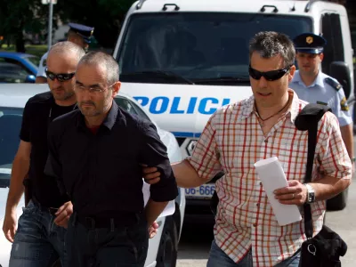 predstojnik budistične skupnosti v Sloveniji Shenpen Rinpoche pred sodiščem- policisti pripeljali ljubljanskega »budističnega vodjo«, 43-letnega Ljubljančana Shenpena Rinpocheja oziroma Ronana Chatelliera - ovadili so ga zaradi domnevnega spolnega napada na osebo, mlajšo od 15 let//FOTO: Bojan Velikonja