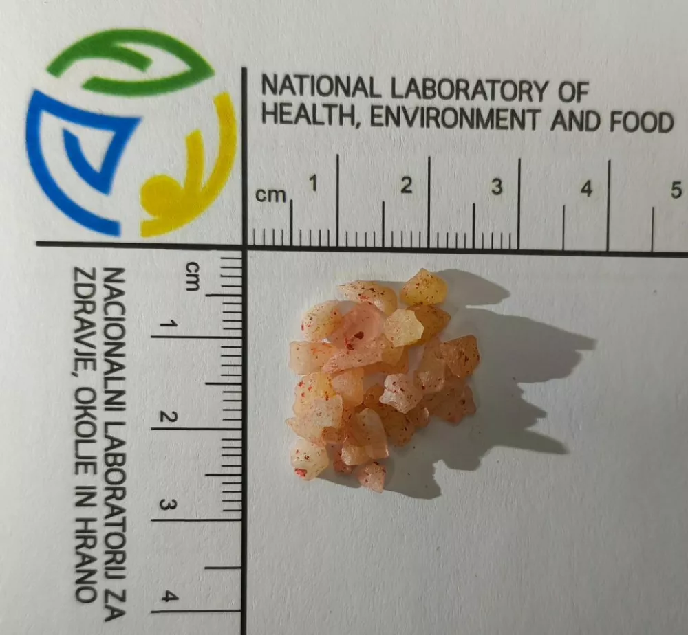 Dynamite Popping Candy - proizvod v obliki pokajočih kristalov z okusom jagode.