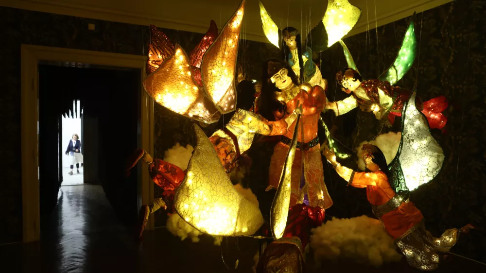 Umetni&scaron;ka vodja leto&scaron;njega 36. grafičnega bienala Ljubljana Chus Martinez je pred odprtjem razstave dejala, da se pri selekciji ni osredotočala izključno na medij grafike, temveč je iskala povezave z drugimi umetnostmi, denimo z lutkovno. Foto: Luka Cjuha