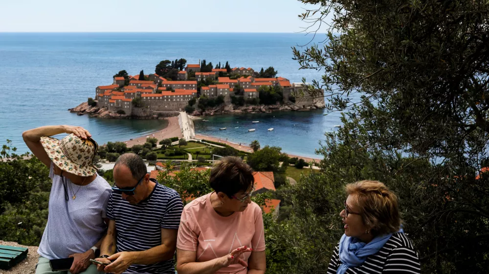 - Na poti od Herceg Novog do Svetog Štefana.- Sveti Stefan, Črna Gora.- Počivališče nad Svetim Stefanom.- 28.05.2025. - Reportaža o Jadranski magistrali ob 60. obletnici izgradnje in 70. obletnici začetka gradnje.- Jadranska magistrala, cesta, hrvaška obala.OPOMBA: ZA OBJAVO V OBJEKTIVU!//FOTO: Bojan Velikonja