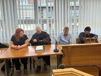 Celje, celjsko okrozno sodisce.Na celjskem okroznem sodiscu se je danes zacela glavna obravnava v zadevi Atrij Celje.Obdolzena Damjana Sumlak, njen zagovornik Simon Karlovsek, obdolzeni Radovan Cink in njegova zagovornica Brigita Levicar Praznik.