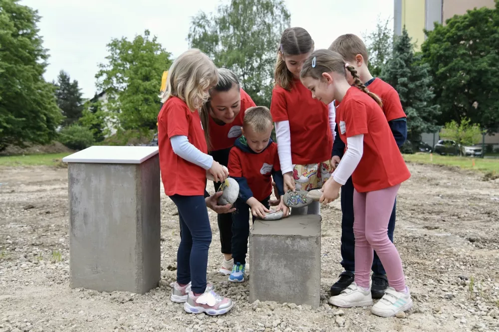 Na Škapinovi v Celju bo do avgusta prihodnje leto stala nova enota vrtca Zarja, ki se je bodo razveselili otroci in zaposleni. Foto Gregor Katič