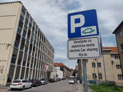 Znak - souporaba električnih vozil - car share - casharing