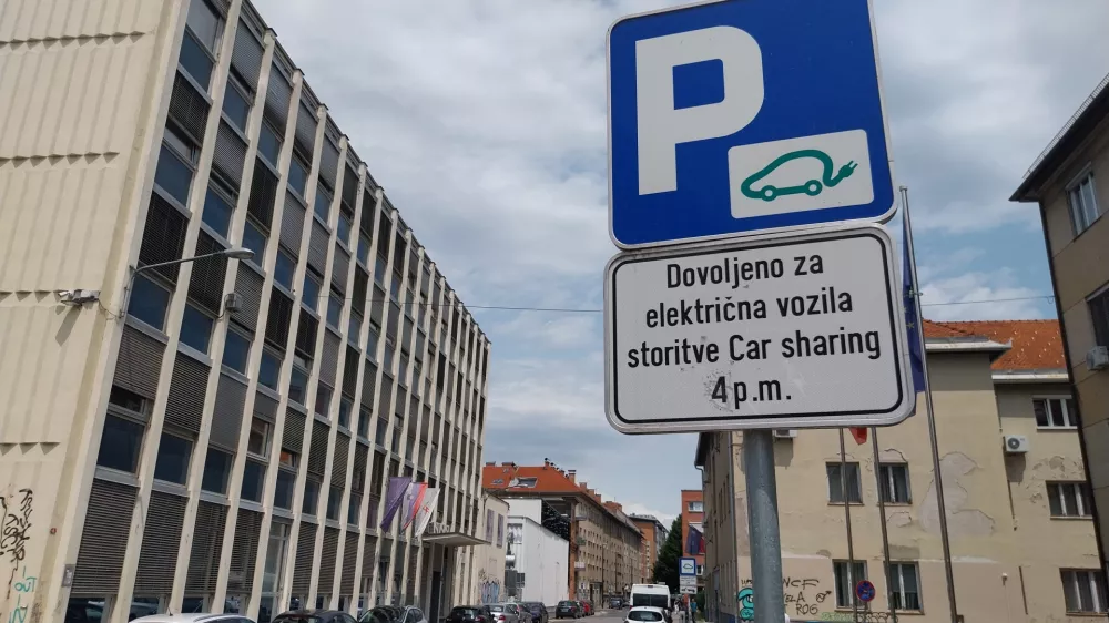 Znak - souporaba električnih vozil - car share - casharing