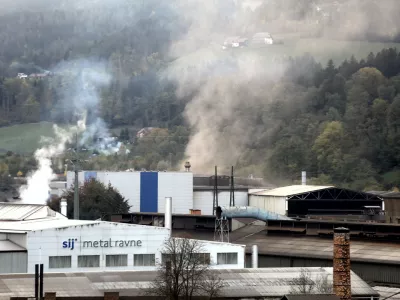 Ravne na Koroškem - Sij Metal Ravne - dim iz dimnika onesnaženje
