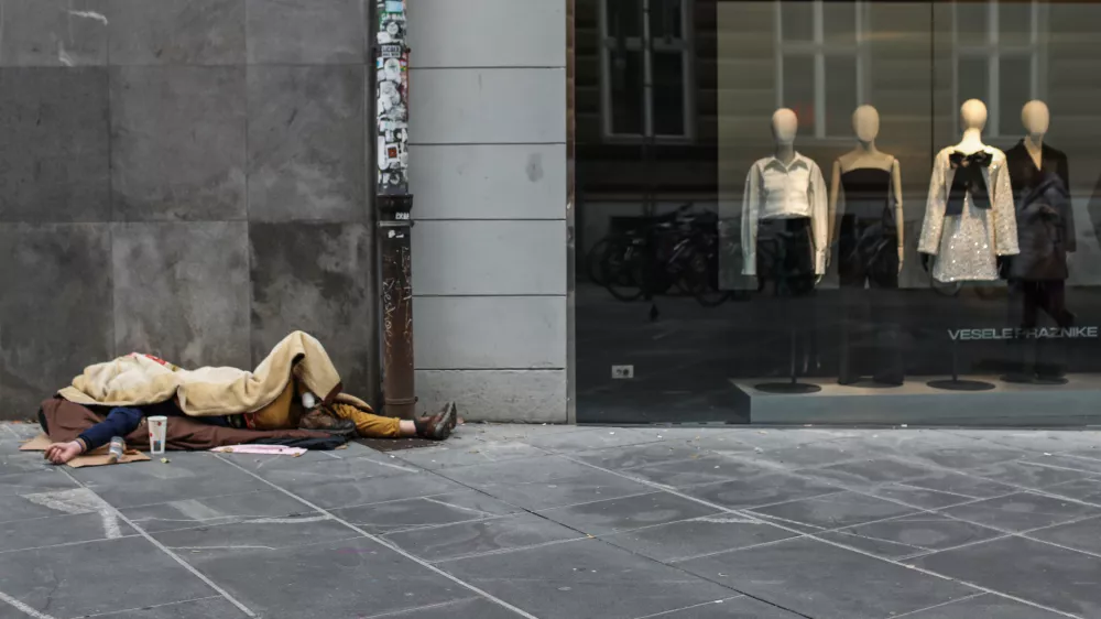 - 15.11.2023 - simbolična fotografija – brezdomci, revščina, tržna ekonomija, potrošništvo, //FOTO: Bojan Velikonja
