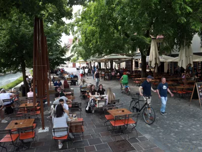 Od parkirišča do hostlov: Na Petkovškovem nabrežju kar 100 turističnih namestitev