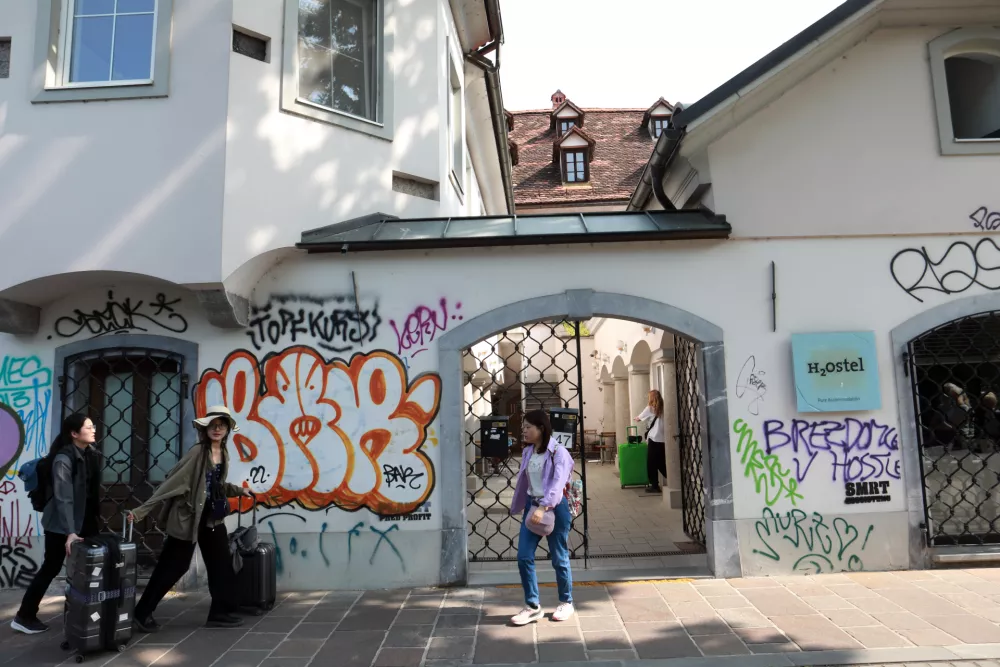 Od parkirišča do hostlov: Na Petkovškovem nabrežju kar 100 turističnih namestitev