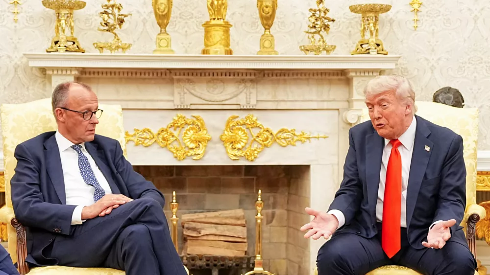 05 June 2025, US, Washington: US President Donald Trump (R) meets with German Chancellor Friedrich Merz in the Oval Office at the White House. Photo: Michael Kappeler/dpa Pool/dpa
