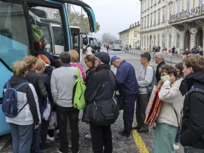 - 07.10.2022 – Avtobusna postaja Ljubljana - zaradi brezplačnih vozovnic za upokojence občasna gneča na avtobusih, ki vozijo proti Obali - - upokojenci - starejši - starostniki - brezplačne vozovnice - //FOTO: Jaka Gasar