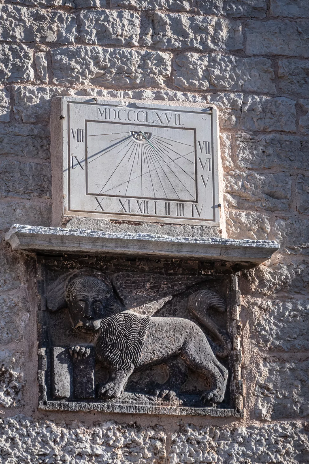 Sončna ura in krilati lev, beneški simbol na palači Soardo-Bembo v Balah. F iStock