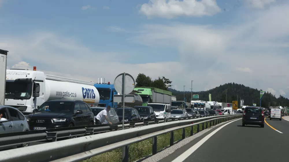 ﻿- 26.07.2018 – primorska avtocesta – prometna nesreča med priključkoma Postojna in Razdrto proti Kopru – verižno trčenje - udeleženih pet vozil, ena oseba je v osebnem avtomobilu umrla. - zastoj na avtocesti - kolona - gneča na cesti  //FOTO: Luka Cjuha..