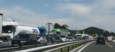 ﻿- 26.07.2018 – primorska avtocesta – prometna nesreča med priključkoma Postojna in Razdrto proti Kopru – verižno trčenje - udeleženih pet vozil, ena oseba je v osebnem avtomobilu umrla. - zastoj na avtocesti - kolona - gneča na cesti  //FOTO: Luka Cjuha..